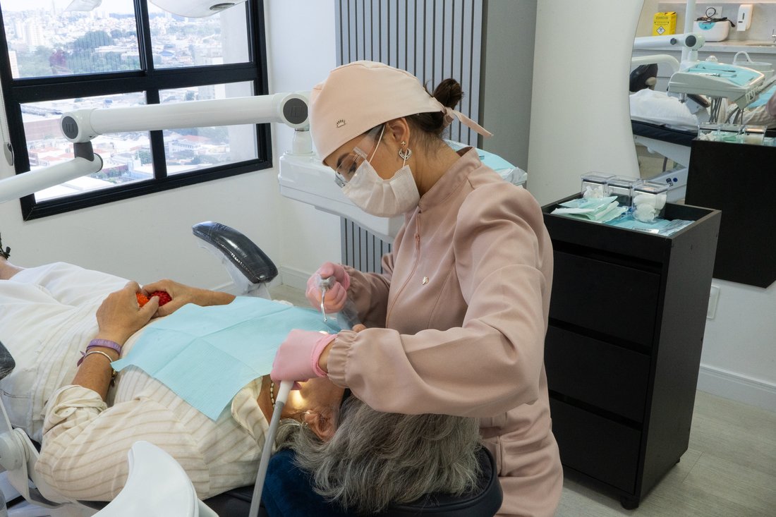 Dra. Ava Castro atendendo uma paciente no consultório
